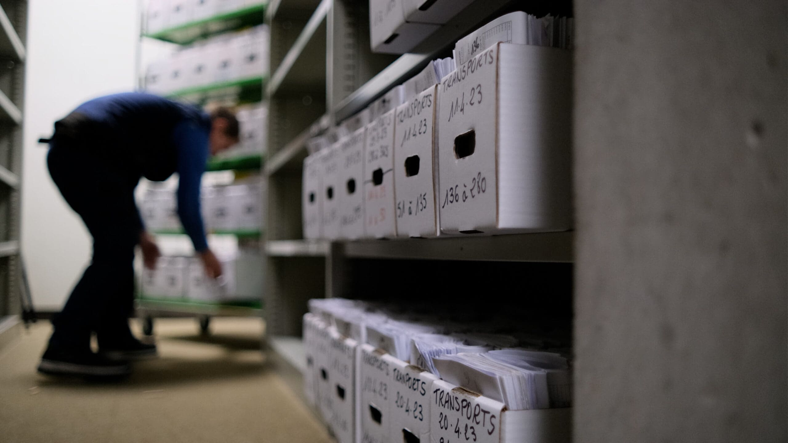 Archivage sécurisé de documents dans l'espace de stockage de 6ème Sens Déménagement pour la conservation d'archives d'entreprise.