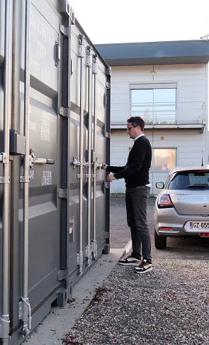 Accès sécurisé à un garde-meubles de 6ème Sens Déménagement pour le stockage de mobilier et d'effets personnels.