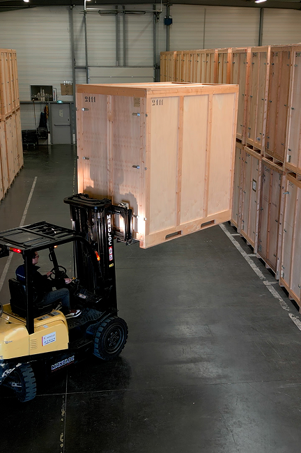 Caisse en bois manutentionnée dans un espace de stockage sécurisé par 6ème Sens Déménagement.