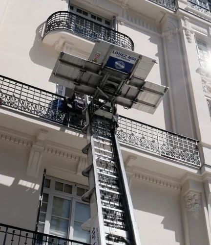 Monte-meubles en intervention sur la façade d'un immeuble pour faciliter un déménagement en étage avec 6ème Sens Déménagement.